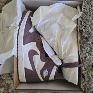 Nike Men's Air Jordan 1 Retro High OG Shoes - White

/ Mauve / White